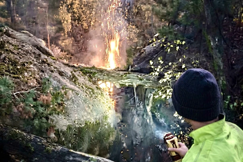 Felsenriff bei Waitzdorf steht in Flammen.