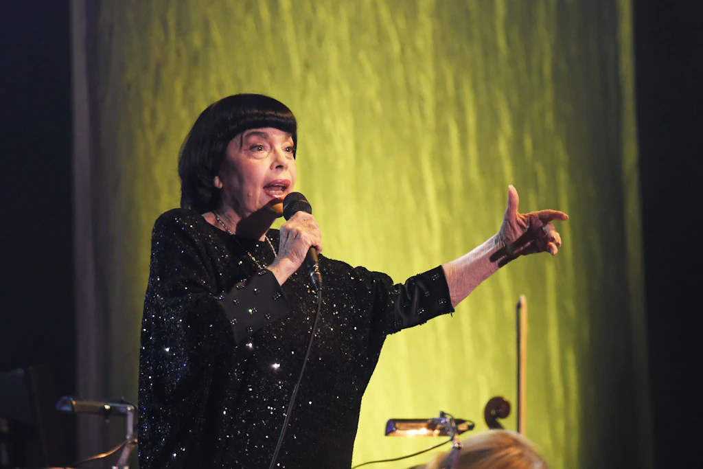 Mireille Mathieu verwandelt Schmerz und Sehnsucht in eine elegante Form des Dramas.