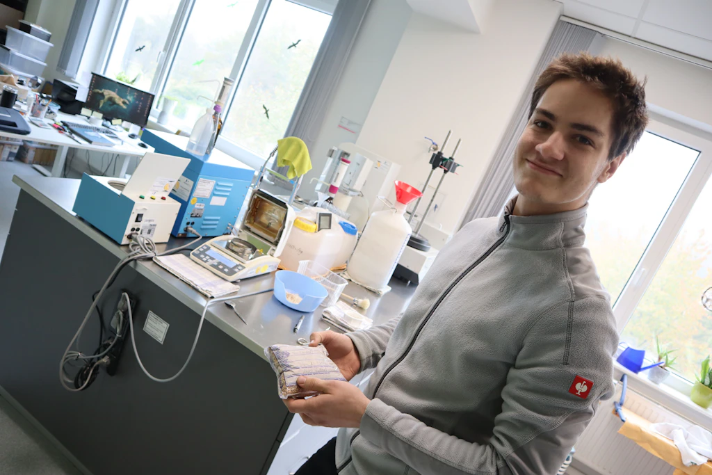 Im eigenen Labor wird in der Bio-Mühle in Straßberg jede Getreide-Charge intensiv geprüft.
