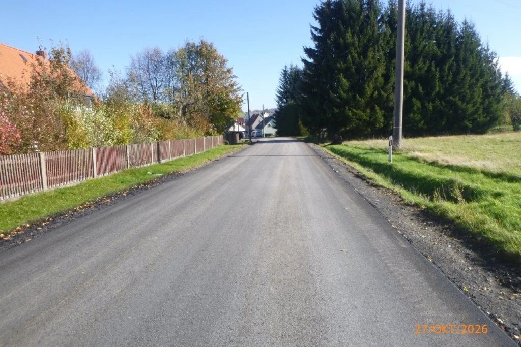 Straßenbau in Oberottendorf: Auf rund 665 Metern wurde die Asphaltdeckschicht der Rückersdorfer Straße teilweise erneuert.