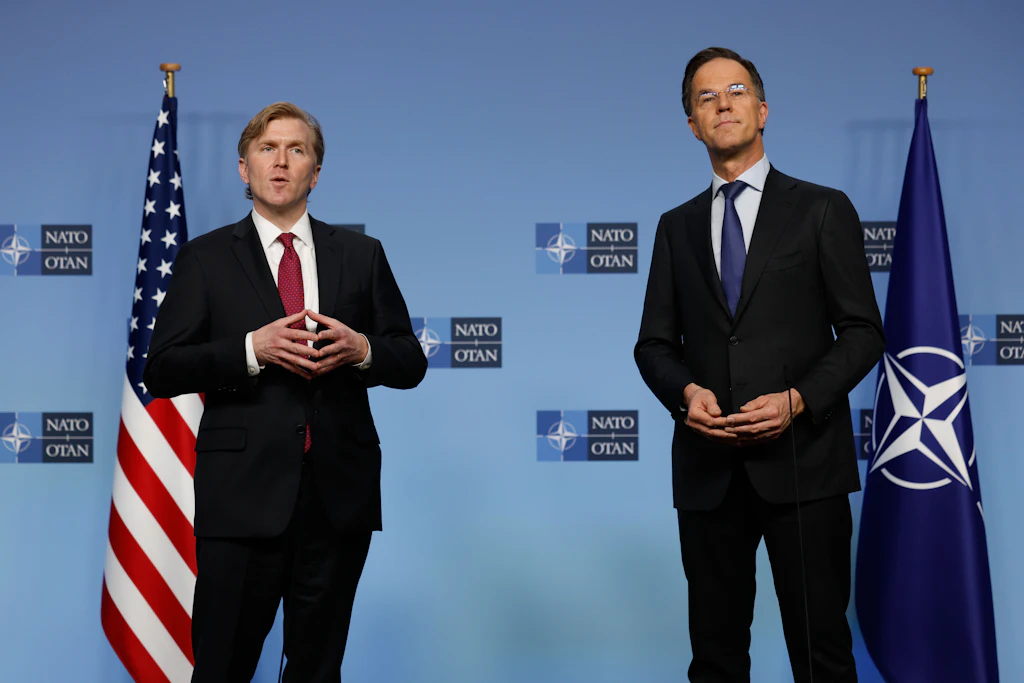 US-Verteidigungsstaatssekretär Elbridge Colby (links) und Nato-Generalsekretär Mark Rutte bei einem Pressetermin in Brüssel.