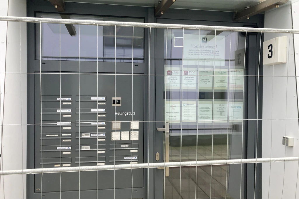 Die 15 Gewerbetreibenden in der Hellingstraße 3 in Rostock können vorerst noch nicht zurück. Zuvor müssen die weiteren Schäden an der Strebe des Hellingkrans untersucht werden.