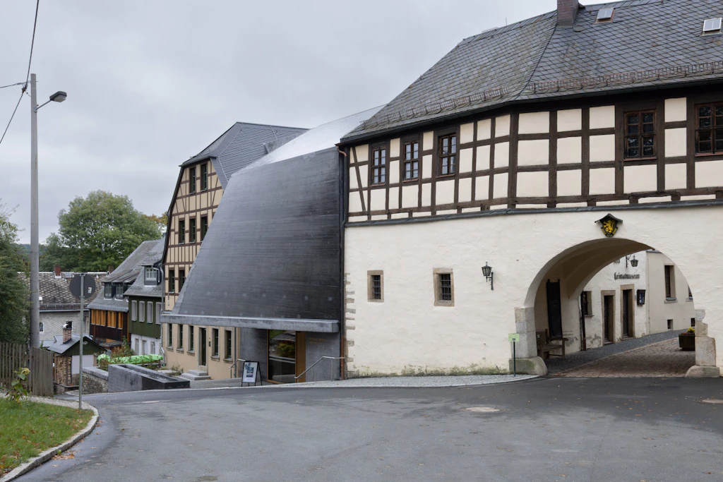 Ausstellung in Adorf: Das Erlebnismuseum Perlmutter zeigt die vier Siegerprojekte des Staatspreises Ländliches Bauen.