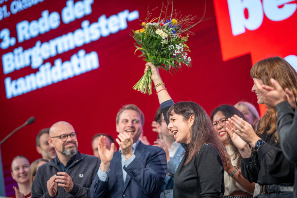Liveblog zum Parteitag: Berliner Linke stimmt für Koalitionsverhandlungen mit SPD und Grünen