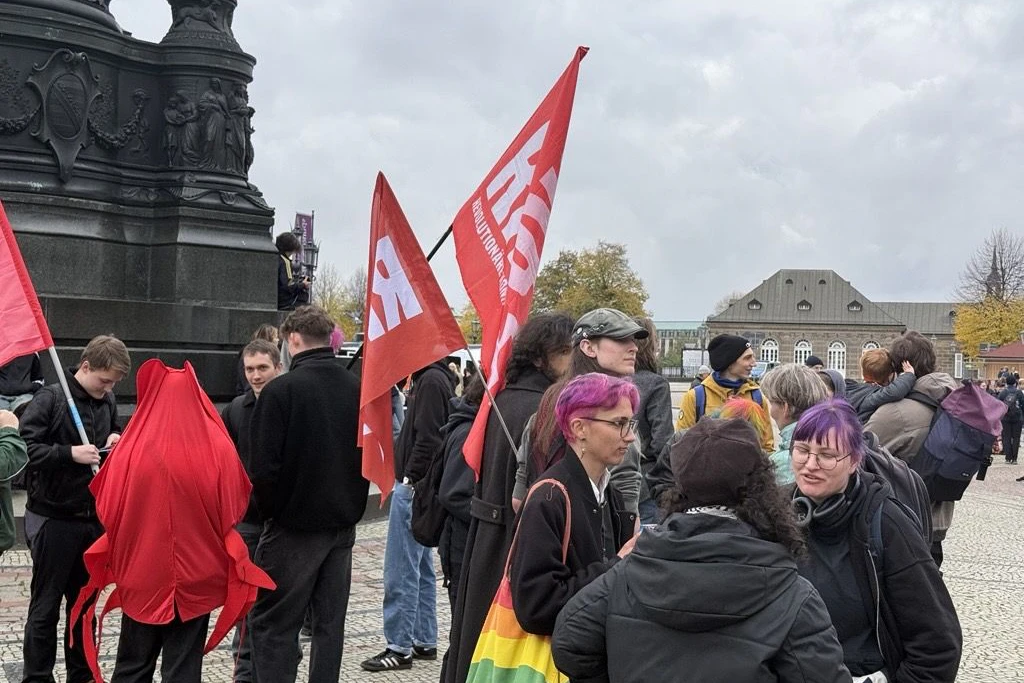 In Dresden versammeln sich die jungen Menschen auf dem Theaterplatz vor der Semperoper.