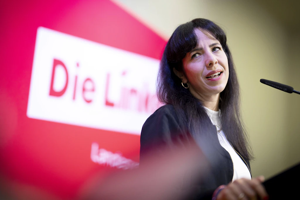 Elif Eralp spricht auf dem Sonderparteitag der Berliner Linken.