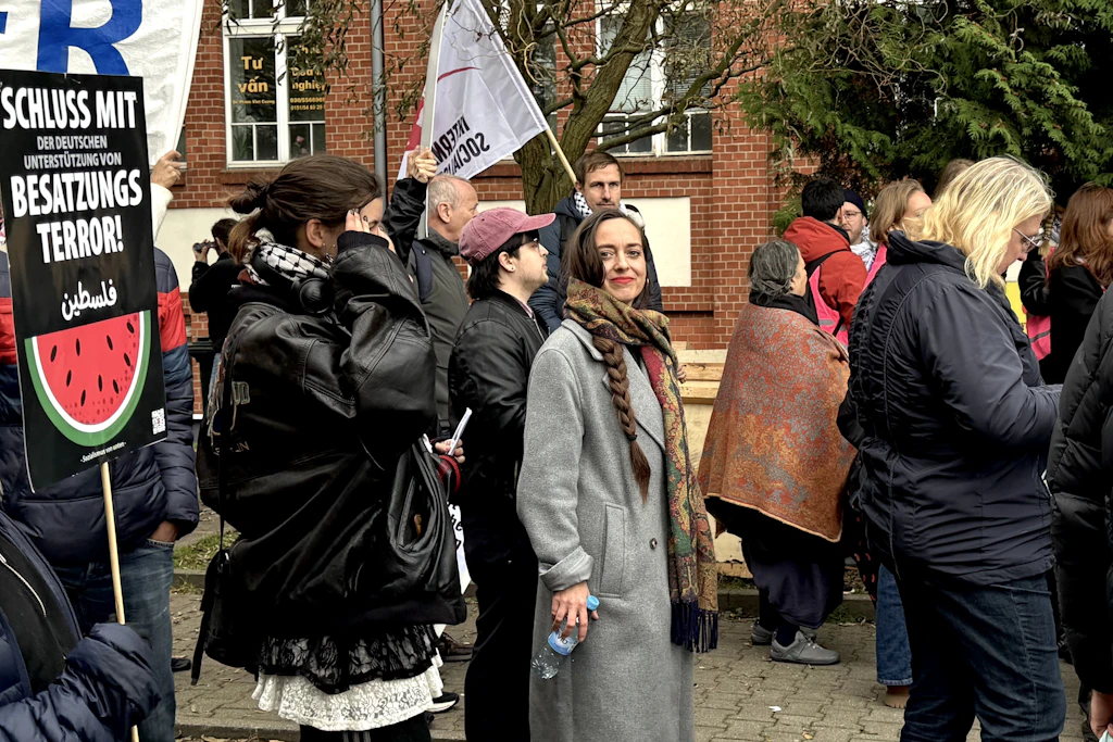Vanessa Emde auf der Gegendemonstration einiger Mitglieder der Linkspartei gegen das Sondierungspapier.