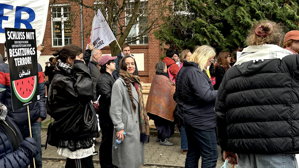 Liveblog zum Parteitag: Vanessa Emde demonstriert vor der Tür gegen ihre eigene Partei