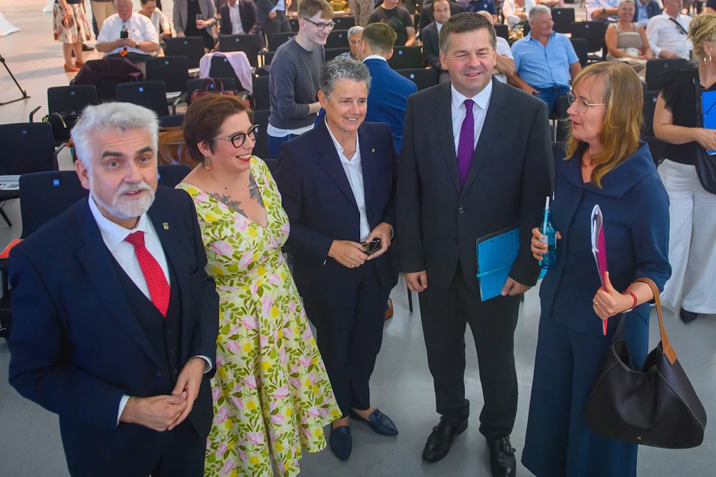 Die Spitzenkandidaten der im Sachsen-Anhalter Landtag vertretenen Parteien SPD, Grüne, FDP, CDU und Linke (v.l.) kommen beim Wahlforum der Wirtschaft zur Landtagswahl in Magdeburg zusammen – aber einer fehlt: Ulrich Siegmund (AfD).