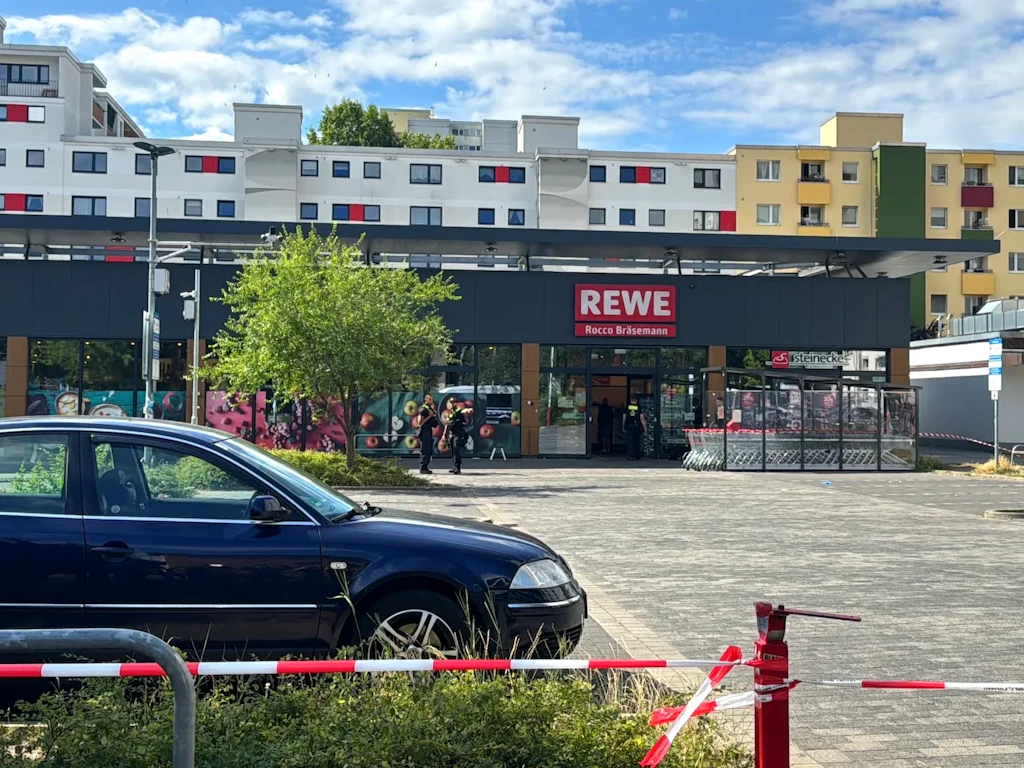 Einsatzkräfte vor dem Rewe-Supermarkt in Berlin-Marienfelde, in dem am Morgen eine Geiselnahme beendet wurde.