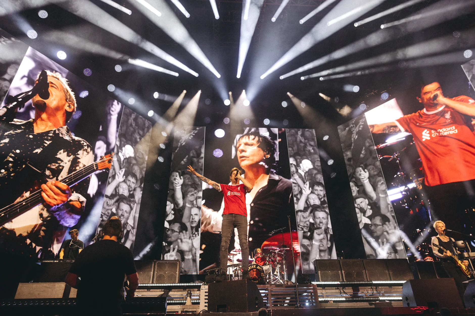 Aus den Punkrockern von einst ist eine formidable Stadionband geworden: Die Toten Hosen boten im Olympiastadion eine großartige Show. 