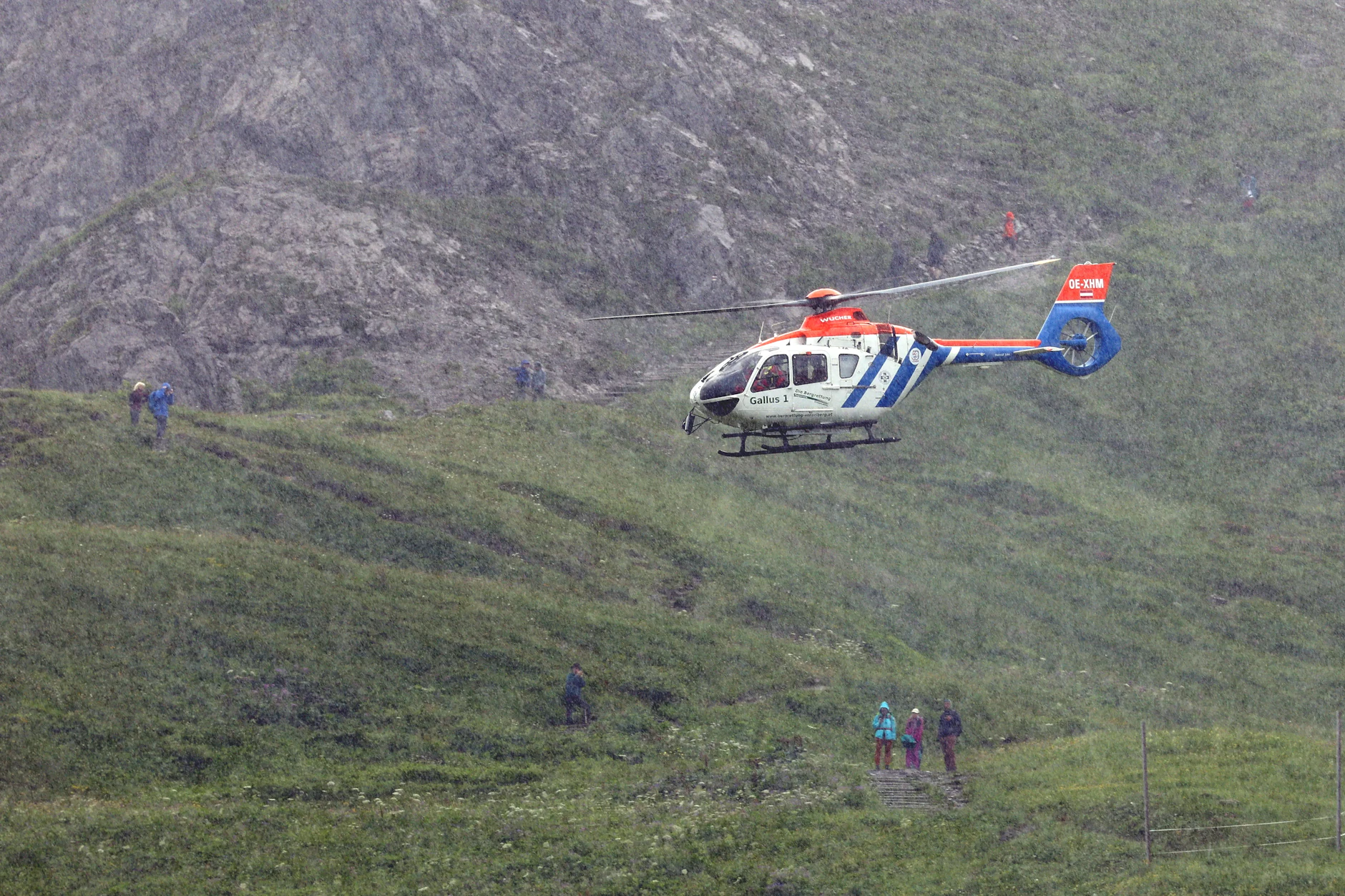 Ein Hubschrauber der österreichischen Bergrettung evakuiert Bergwanderer in Not (Symbolfoto). 