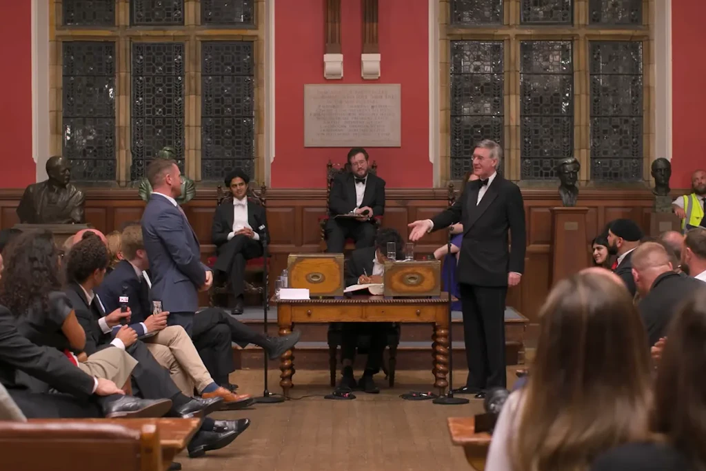 Der konservative Politiker und frühere Kabinettsminister Jacob Rees-Mogg nimmt einen sogenannten Point of Order des rechtsextremen Aktivisten Tommy Robinson entgegen.