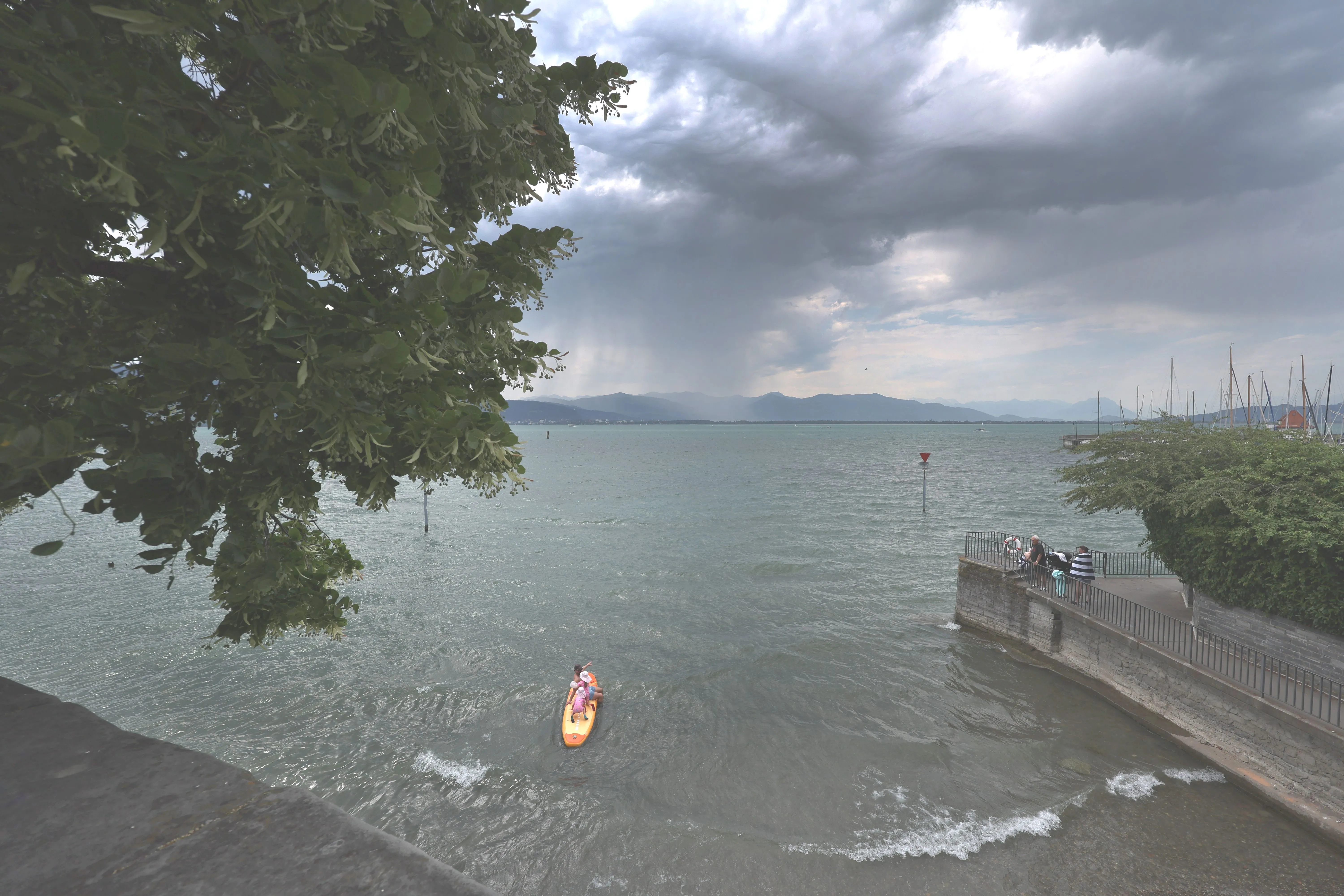 Gewitter-Drama auf dem Bodensee! 65-jährige Frau fällt bei Sturm aus dem Boot und stirbt