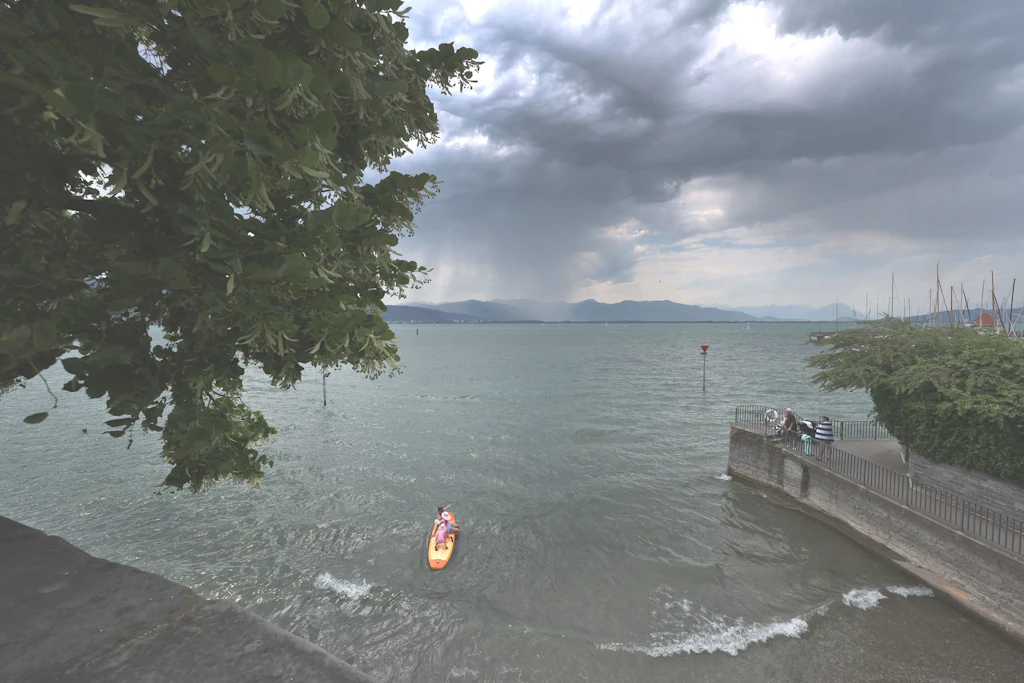 Gewitterwolken über dem Bodensee.&nbsp; Eine 65-Jährige fällt bei Sturm aus dem Boot und kommt ums Leben.