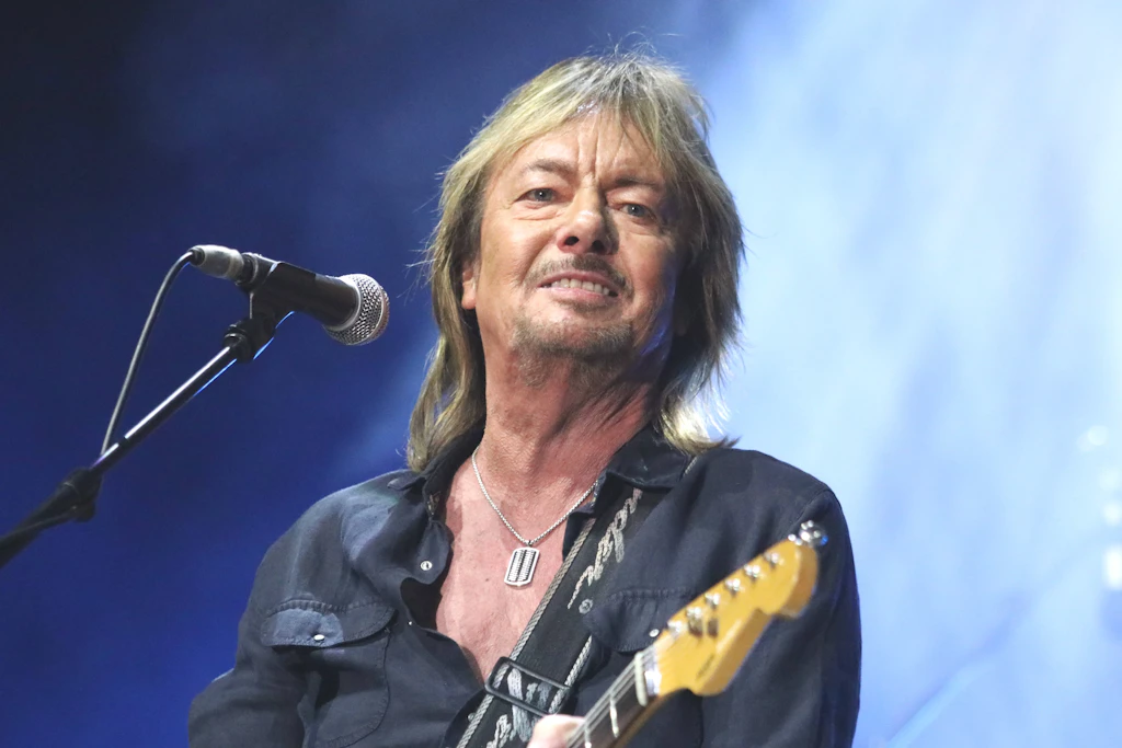 Der ehemalige Smokie-Sänger Chris Norman tritt wieder auf. Im Berliner KURIER erinnert er sich an die Auftritte in der DDR und was ihm an der Berliner Mauer passiert.