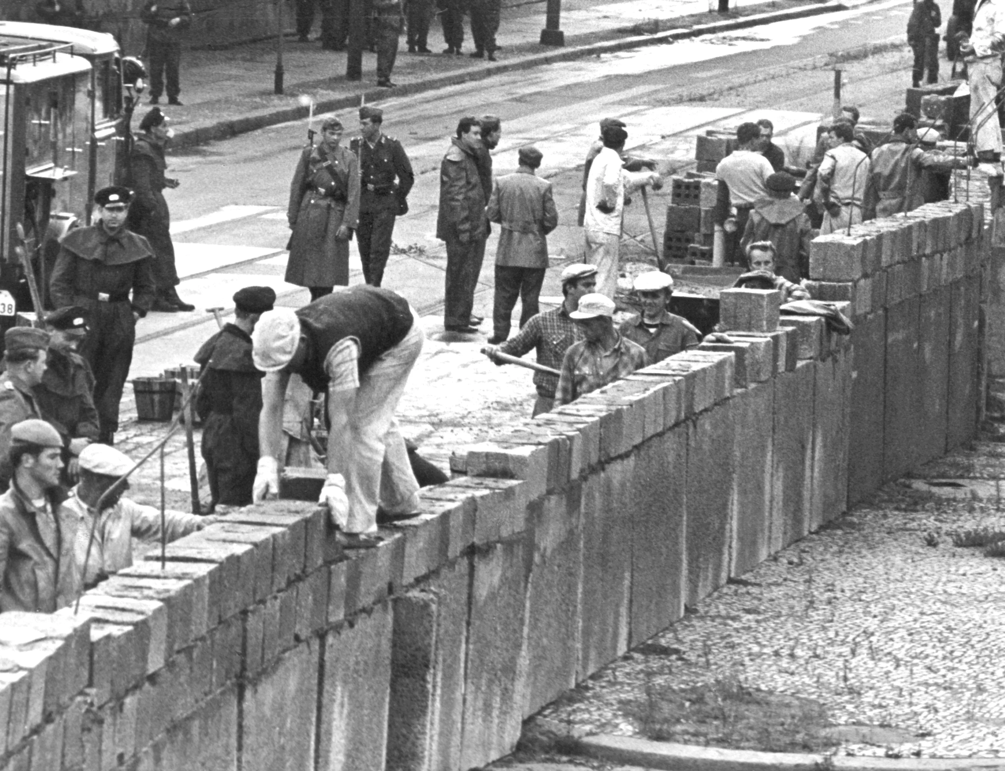 Schüsse, Panzer, Flucht: So entstand die Berliner Mauer