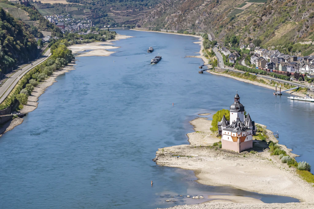 Der Pegel des Rhein ist auf einem Tiefststand. Die Rheinschifffahrt ist durch das Niedrigwasser extrem beeinträchtigt. Es fahren nur noch wenige Schiffe, und die sind mit reduzierter Fracht unterwegs. Burg Pfalzgrafenstein in Kaub am Mittelrhein. Die Sehenswürdigkeit ist eine auf einer Felseninsel im Rhein errichtete frühere Zollburg. // 12.08.2026, Kaub, Rheinland-Pfalz, Deutschland *** The water level of the Rhine is at a record low. Shipping on the Rhine is severely disrupted by the low water levels. Only a few ships are still sailing, and those are operating with reduced cargo. Pfalzgrafenstein Castle in Kaub on the Middle Rhine. This landmark is a former customs fortress built on a rocky island in the Rhine. August 12, 2026, Kaub,