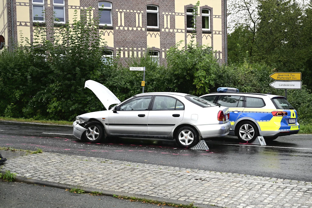 Der Mitsubishi der 91-Jährigen rammte mehrfach einen Streifenwagen.