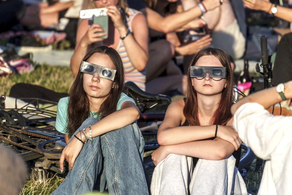 Berlinerinnen und Berliner beobachteten die Sonnenfinsternis auf dem Tempelhofer Feld.