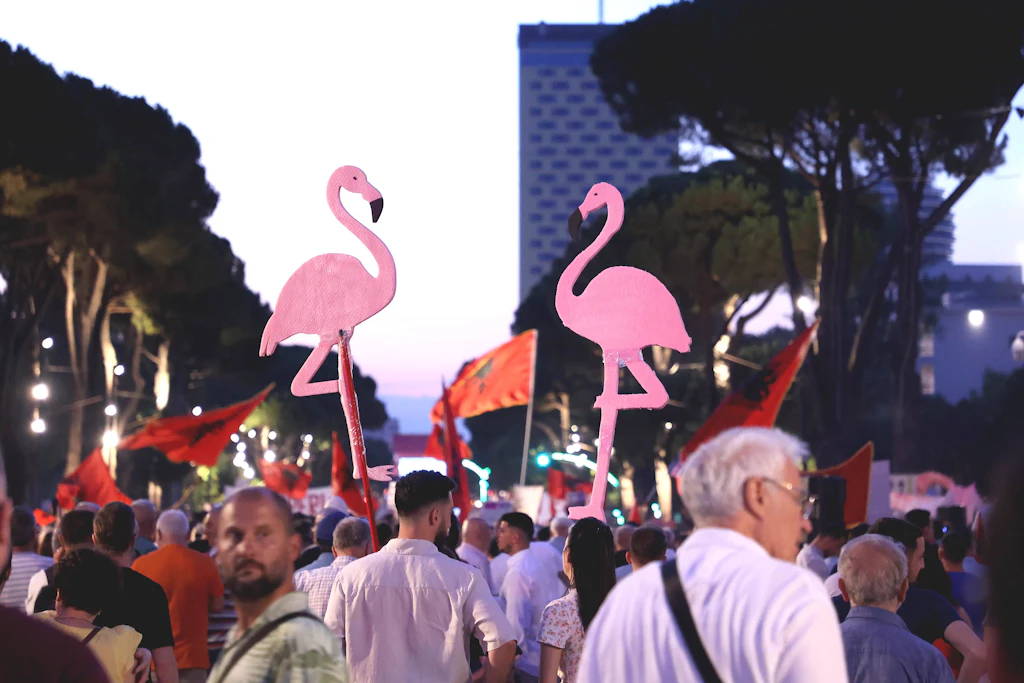 Demonstranten protestieren am 11. Juli 2026 in Tirana gegen ein Luxusresort in einem geschützten Naturgebiet bei Vlora.