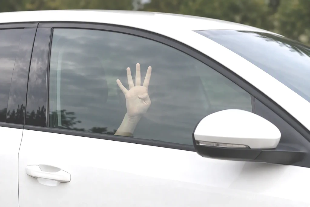 Eine 14-Jährige gab aus einem Auto heraus mit dem Hand-Hilfezeichen zu erkennen, dass sie in Not war. (Symbolbild)