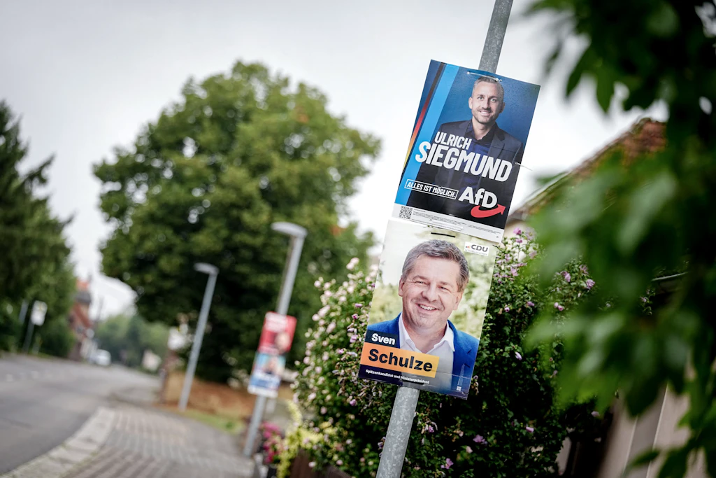 Wahlplakate für die Landtagswahl in Sachsen-Anhalt mit Ulrich Siegmund, Spitzenkandidat der AfD für die Landtagswahl in Sachsen-Anhalt, und Sven Schulze (CDU), Ministerpräsident von Sachsen-Anhalt, sind am Straßenrand der Ortschaft Rehsen zu sehen.