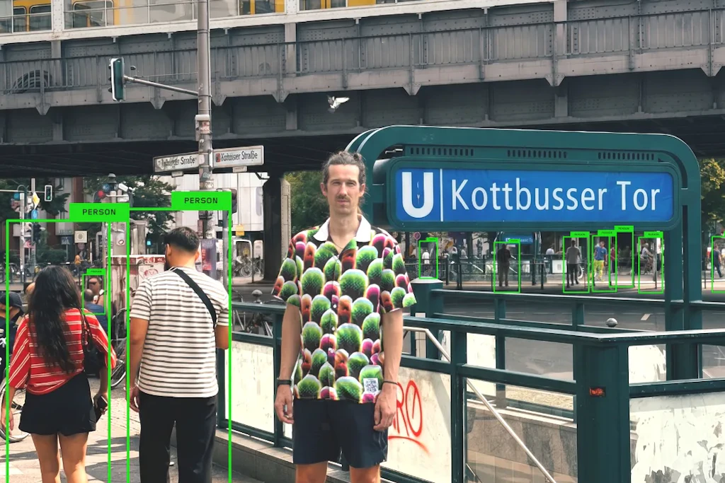 Simon Weckert stellt seine „Digital Camouflage“ vor: Mit diesem Shirt kann einen die KI-Kamera wohl nicht sehen.