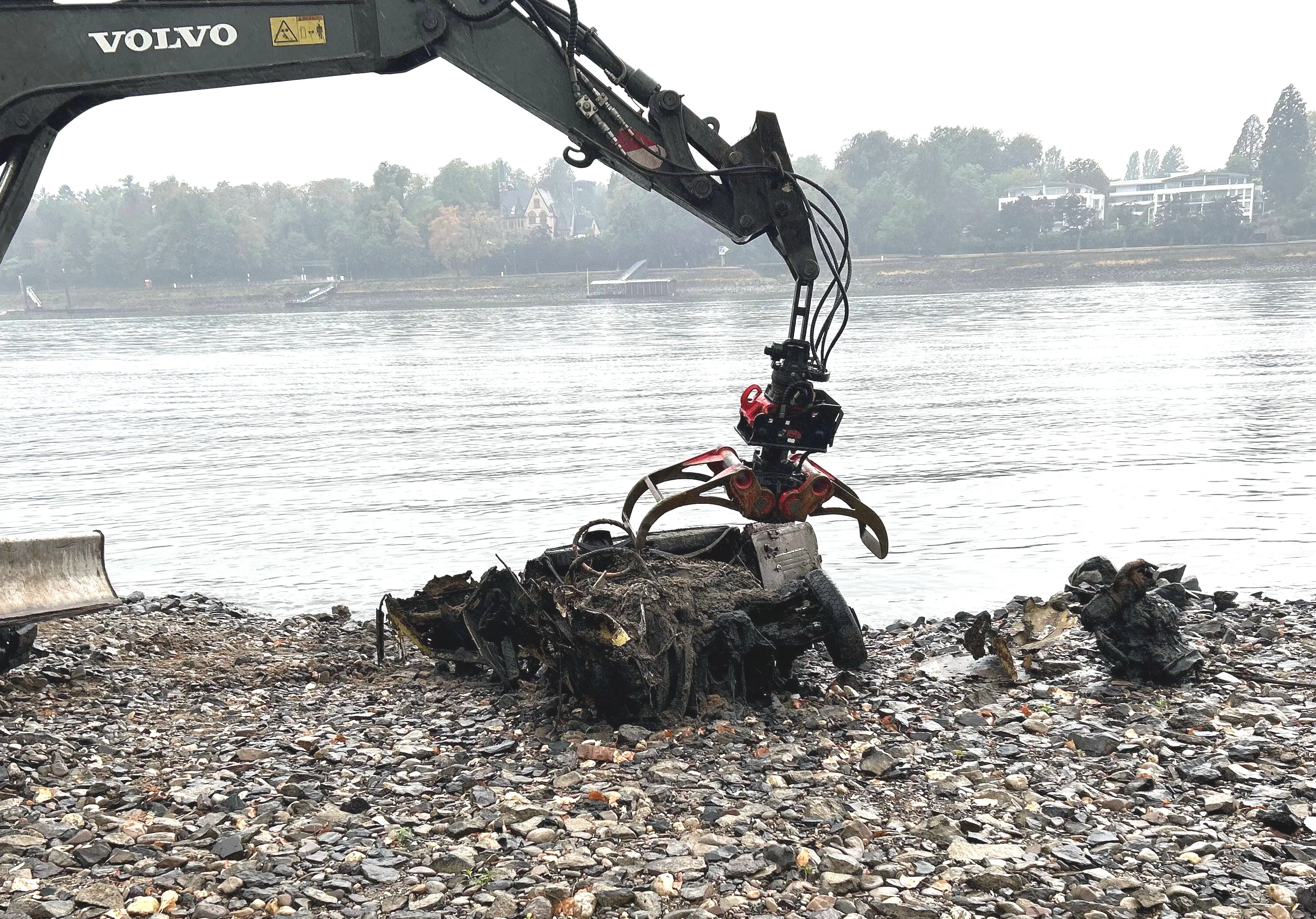 Rätsel im Rhein! Autowrack mit Menschenknochen entdeckt