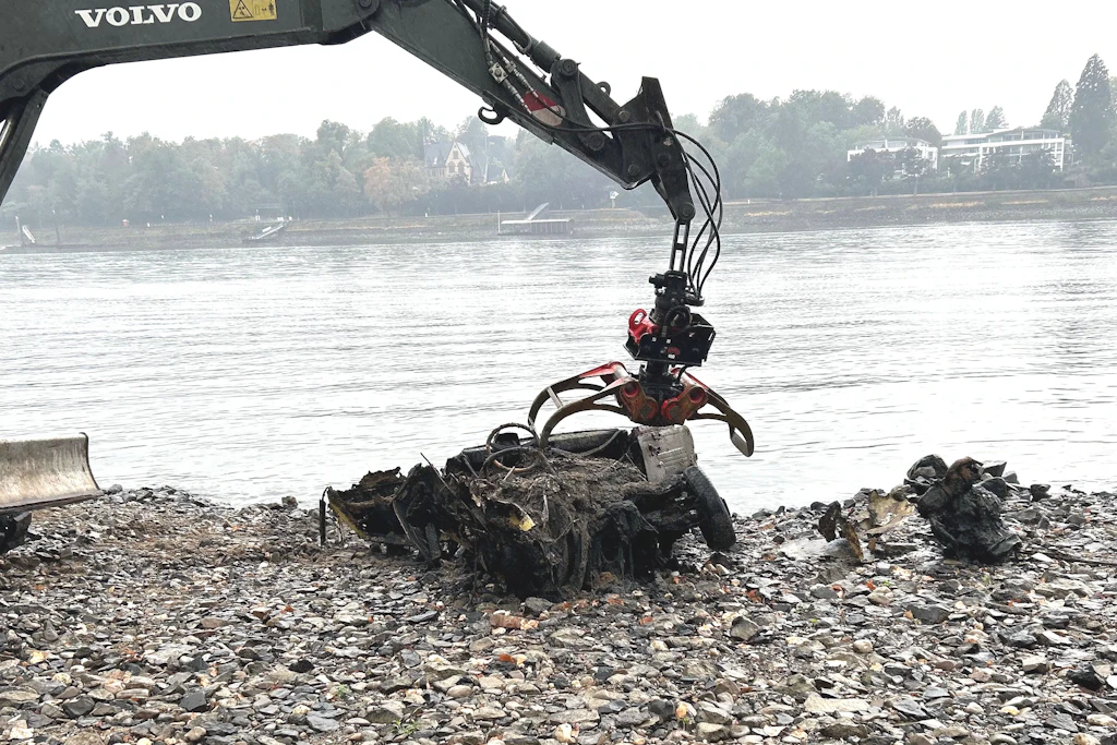Die Überreste eines alten Kleinwagens werden aus dem Rhein geborgen.