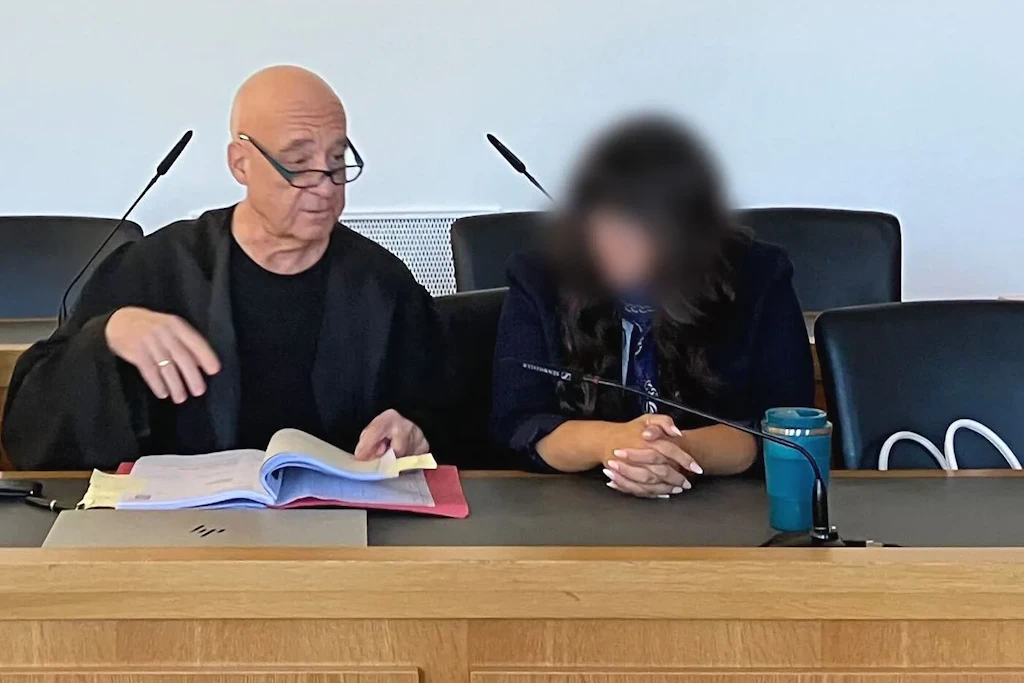 Sie gab ihren kleinen Sohn als todkrank aus: Die 42-jährige Mutter im Landgericht Gießen neben ihrem Strafverteidiger.