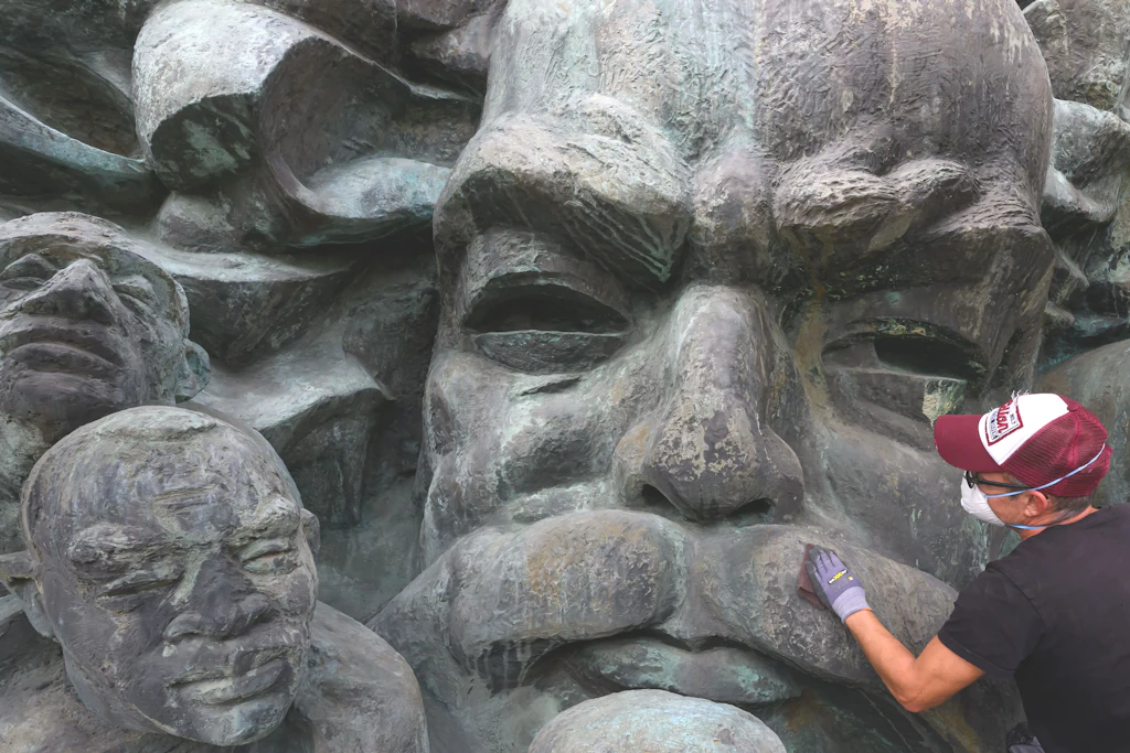 Mitarbeiter der Berliner Firma Haber &amp; Brandner reinigen die Oberfläche des Marx-Reliefs in Leipzig.