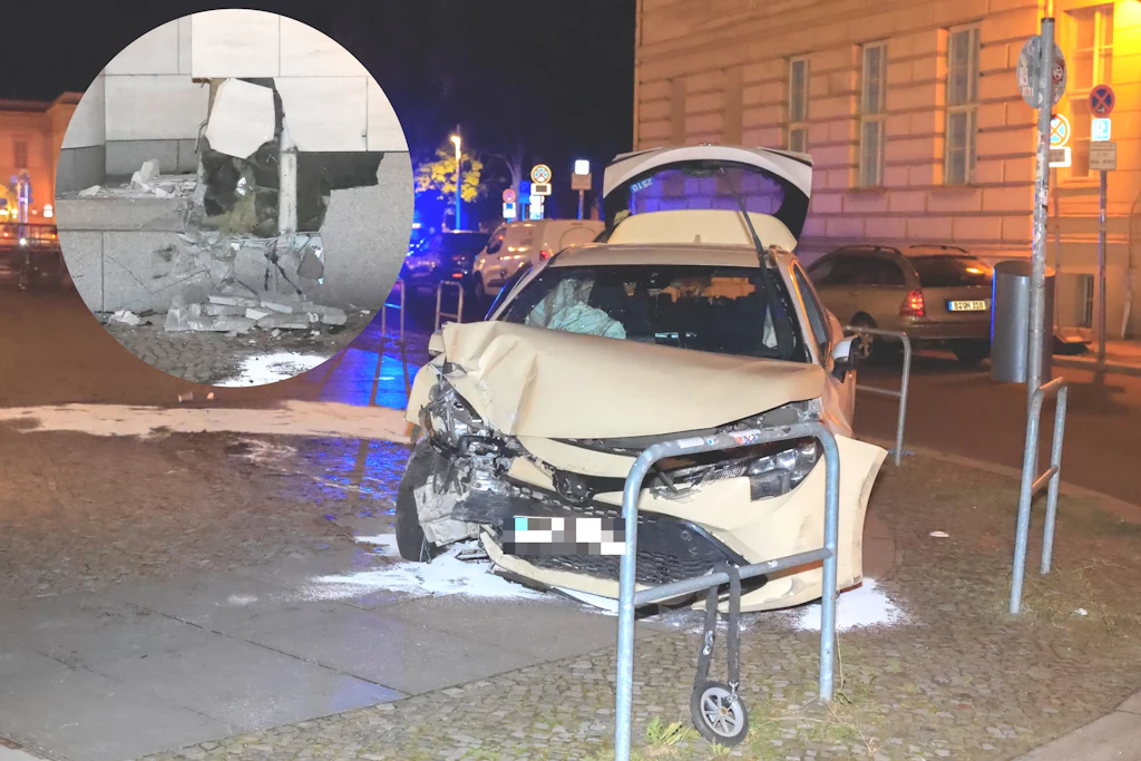 Ein Auto ist am Montagabend in das Deutsche Historische Museum gerast.