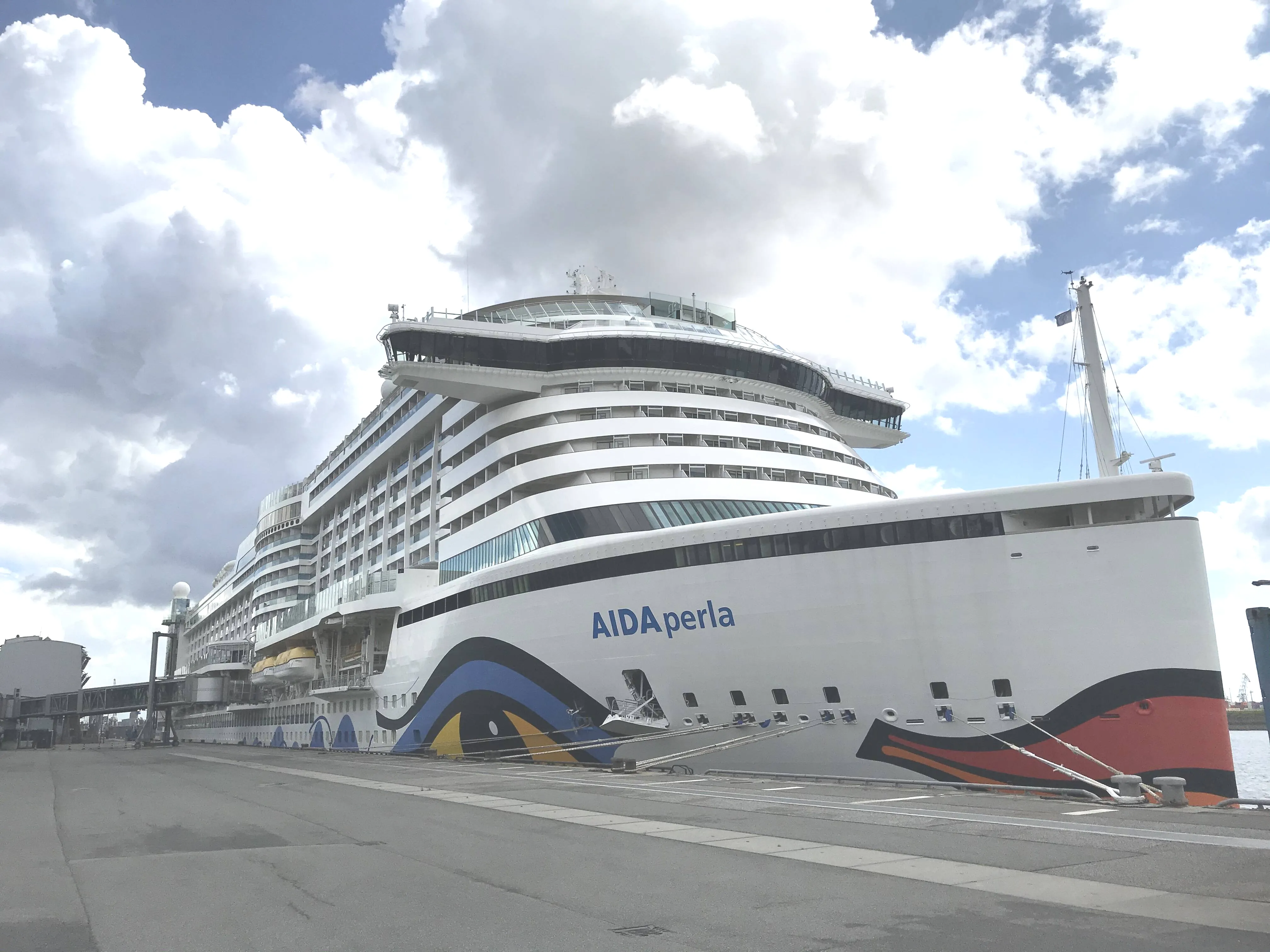 „AIDAperla“ reißt sich los: Kreuzfahrtschiff treibt durch das Hafenbecken