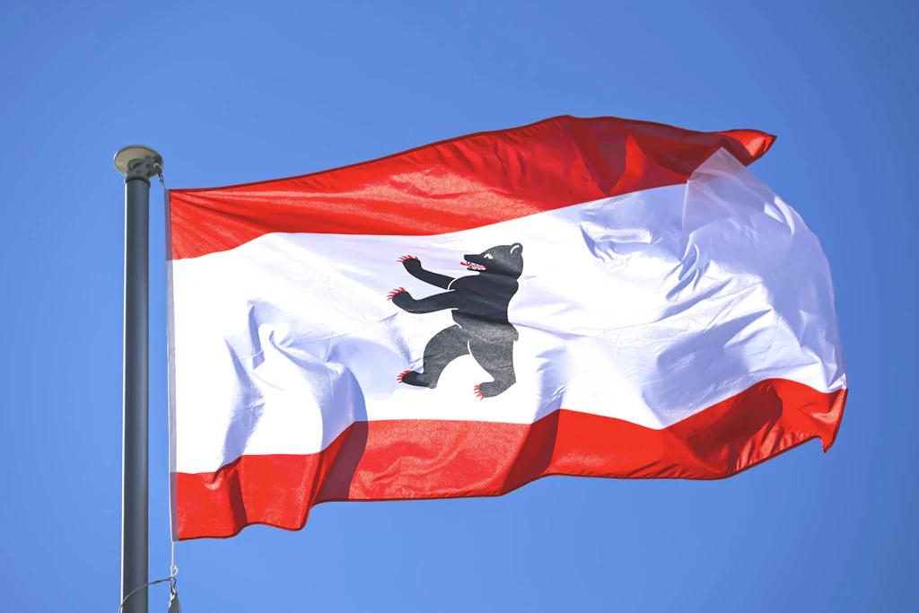 Die rot-weiße&nbsp; Flagge von Berlin mit dem Bär als Wappentier. Sie soll erstmals 1913 über dem Roten Rathaus geweht haben.