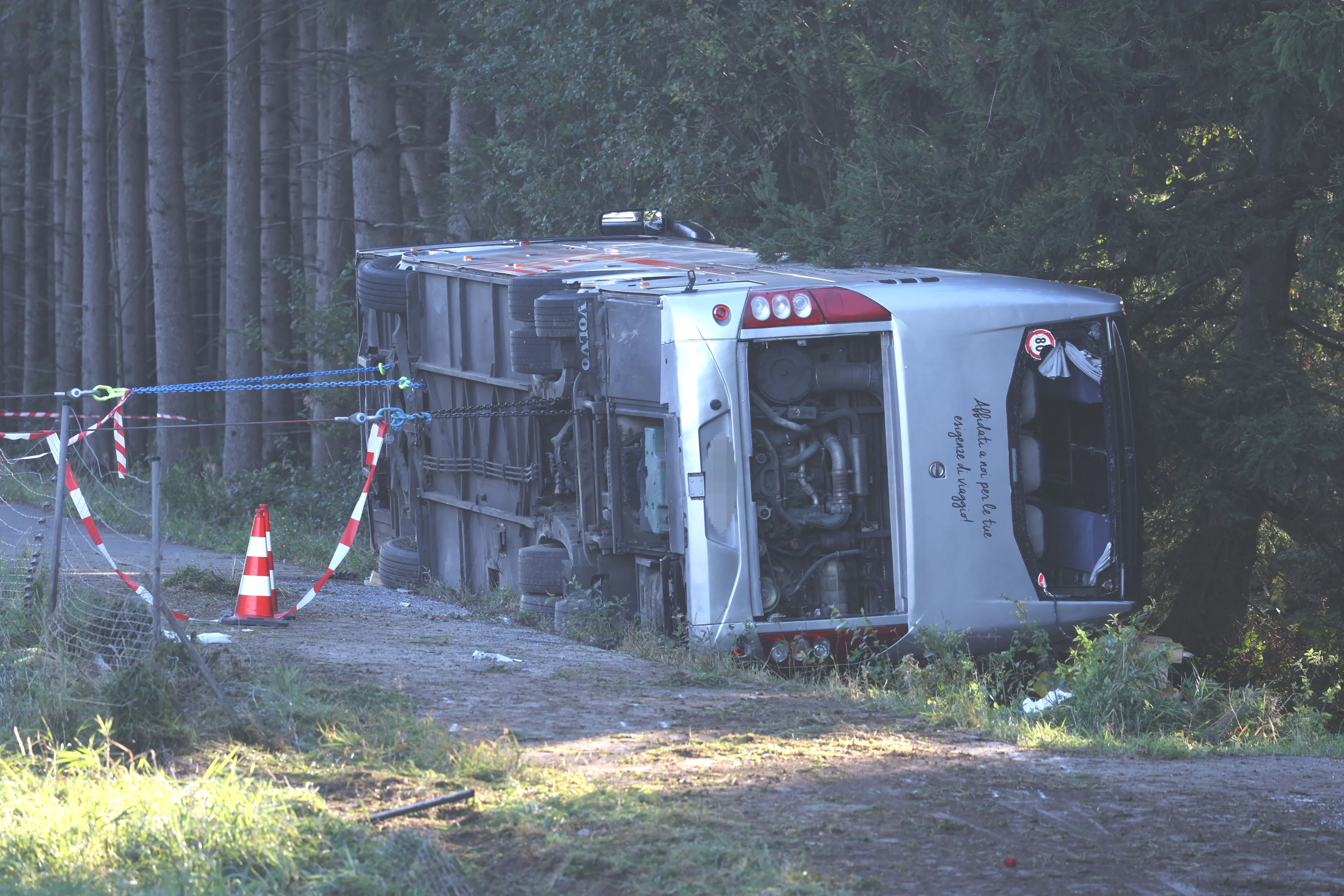 Reisebus kippt auf A96 um: Zwei Tote und viele Verletzte