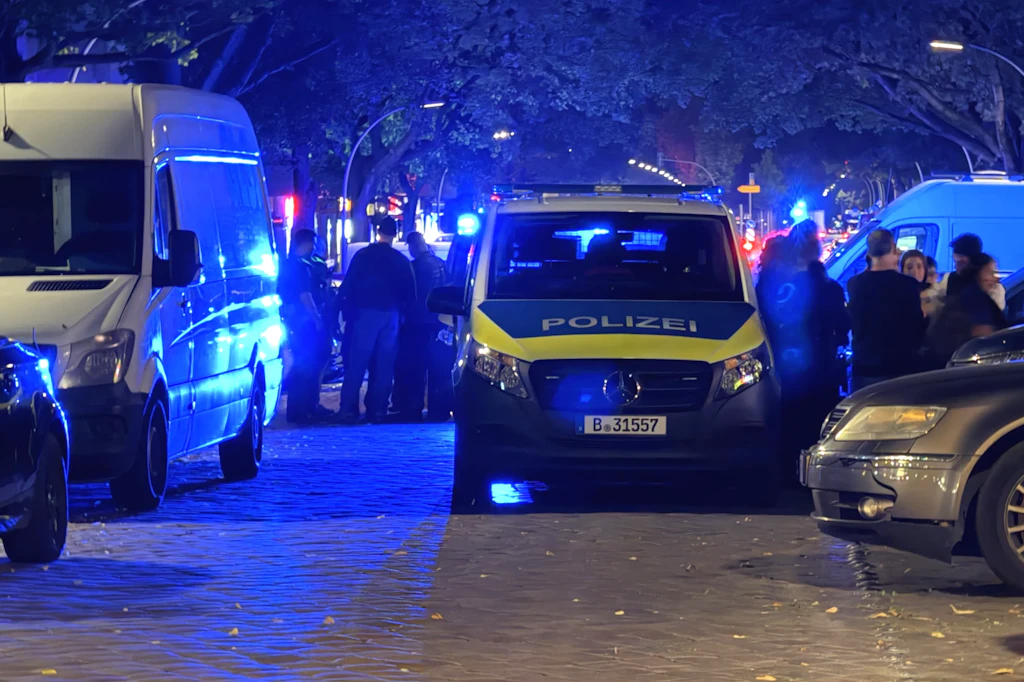 Polizei am Tatort in der Torfstraße in Wedding