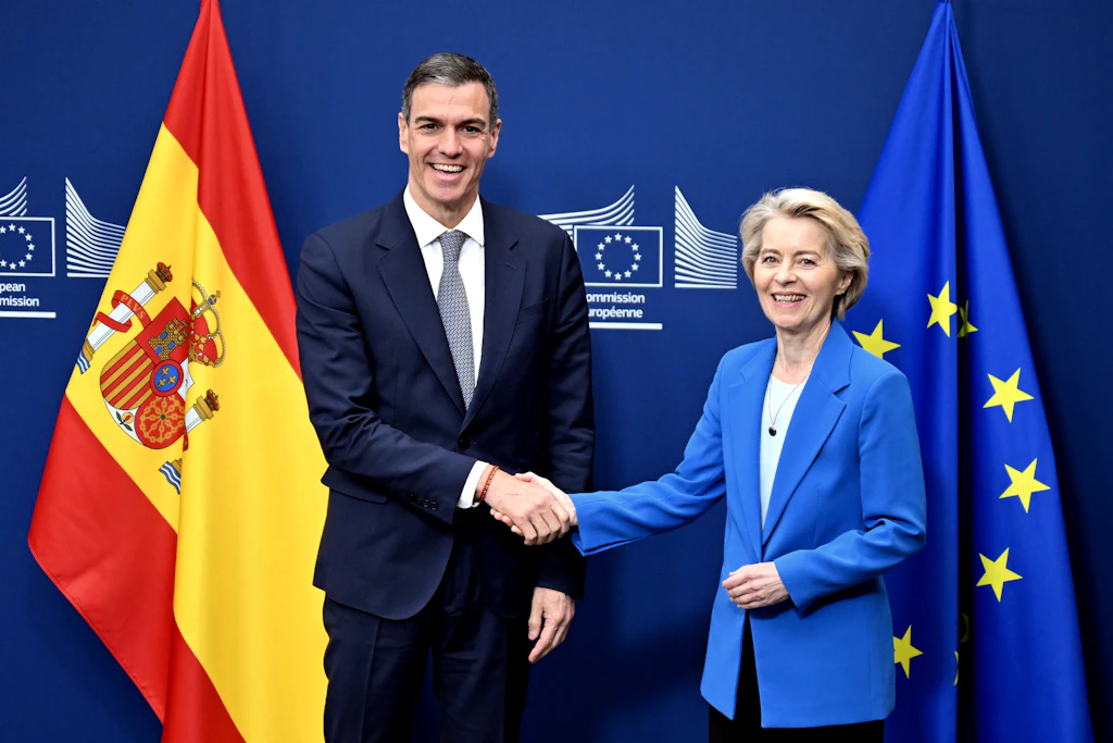 Pedro Sánchez und Ursula von der Leyen in Brüssel. Ein Regierungswechsel in Spanien könnte die Mehrheitsfindung für die EU-Kommissionspräsidentin erschweren.